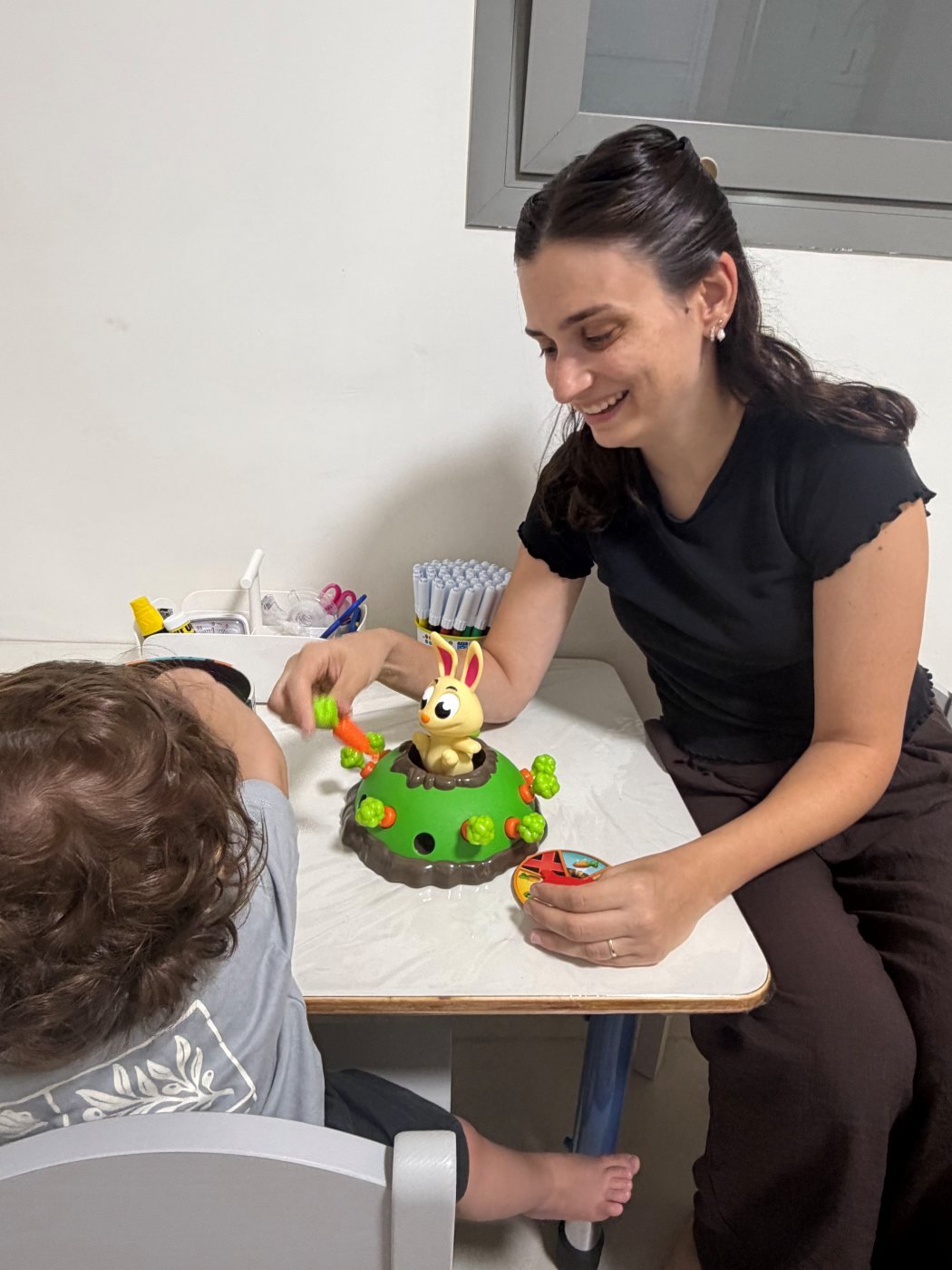 נעם וילד במשחק שולחני משותף